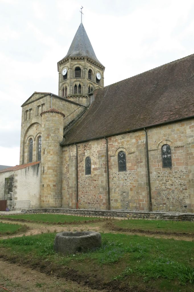 Eglise  abbatiale du 12ème siècle à Menat
